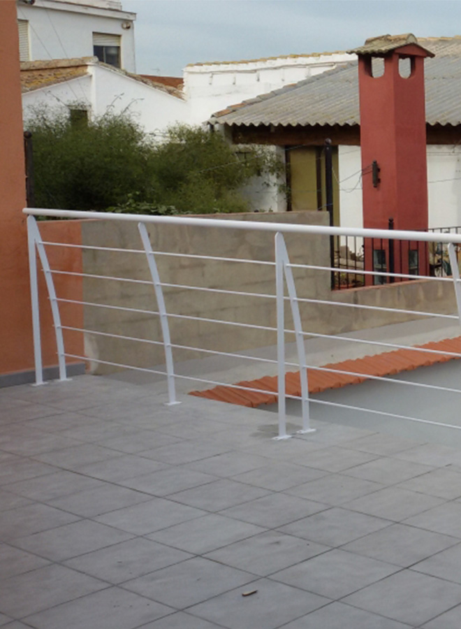 Barandilla para terraza con diseño minimalista de líneas horizontales, acabada en blanco y hecha a medida para exteriores.