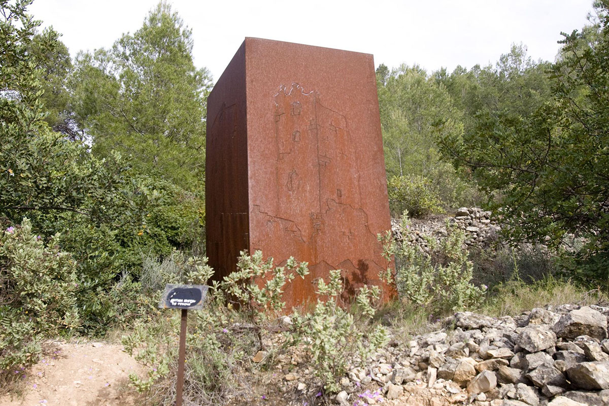 Foto realizada por PERALES IBORRA.  Escultura que representa grabado en chapa de acero corten el castillo de Carricola de 2 m de altura