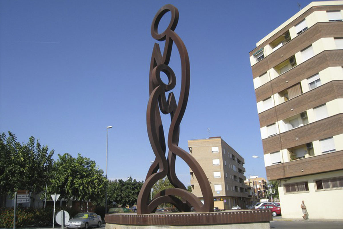 Escultura que representa el milagro de los peces de Almassera fabricada en chapa de acero corten. 8 m de Altura.