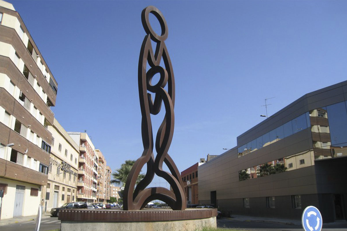 Escultura que representa el milagro de los peces de Almassera fabricada en chapa de acero corten. 8 m de Altura.