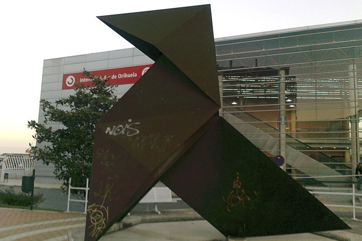 Escultura, pajarita de papiroflexia fabricada con chapa de acero corten de 4 m de altura, colocada en el paseo de Renfe de Orihuela (Alicante).