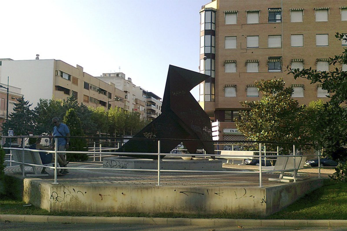 Escultura, pajarita de papiroflexia fabricada con chapa de acero corten de 4 m de altura, colocada en el paseo de Renfe de Orihuela (Alicante).