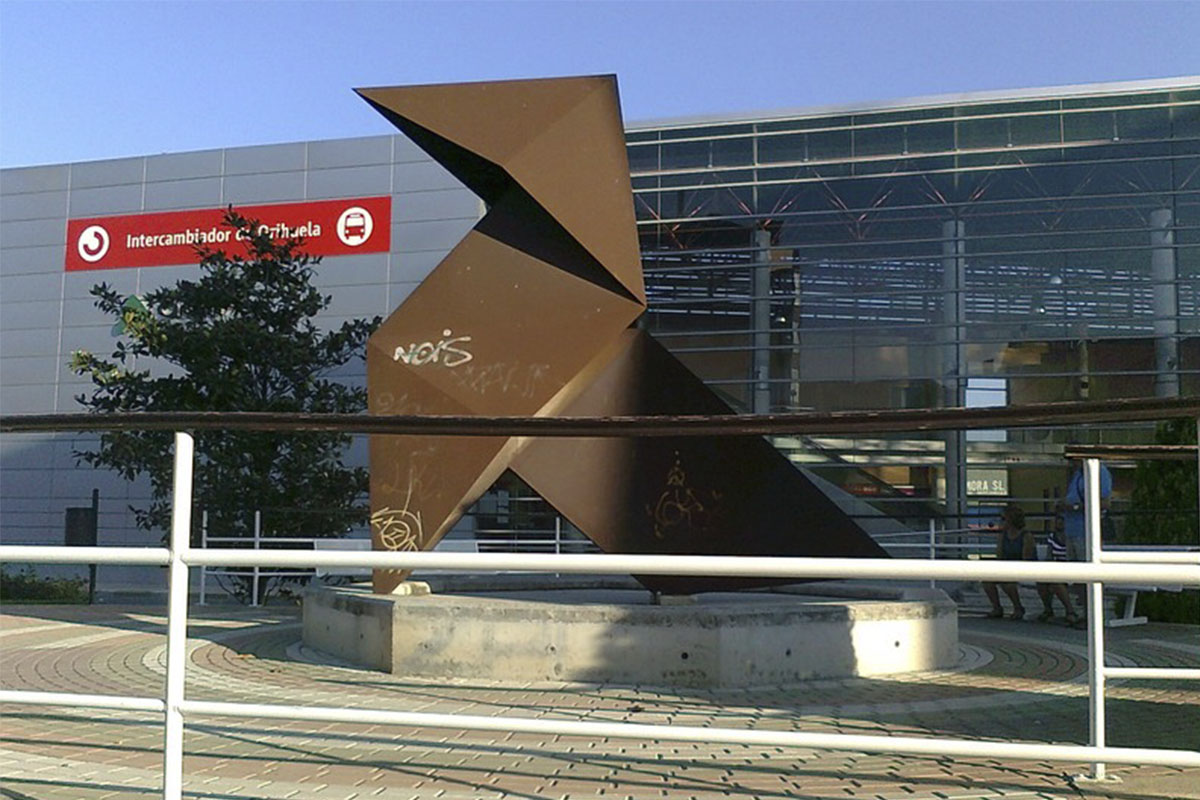 Escultura, pajarita de papiroflexia fabricada con chapa de acero corten de 4 m de altura, colocada en el paseo de Renfe de Orihuela (Alicante).