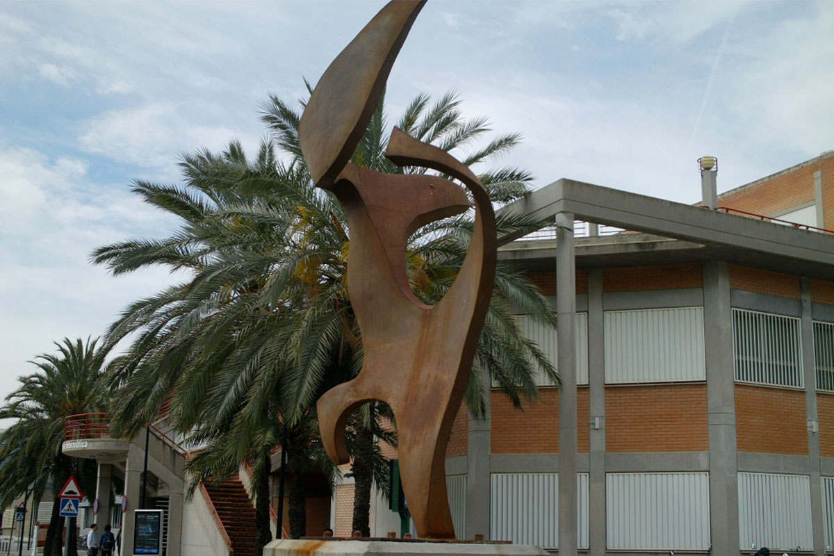 Escultura fabricada con chapa de 3mm de acero CORTEN de 3m de altura. Instalada en rotonda de la Universidad Politécnica de Valencia