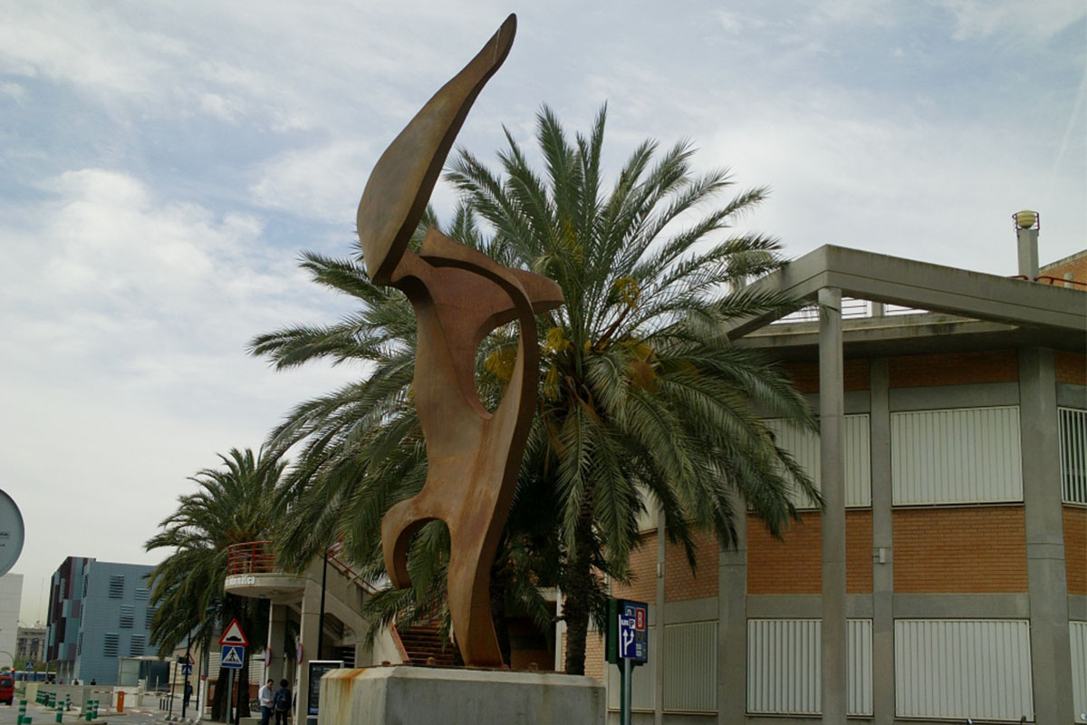 Escultura fabricada con chapa de 3mm de acero CORTEN de 3m de altura. Instalada en rotonda de la Universidad Politécnica de Valencia