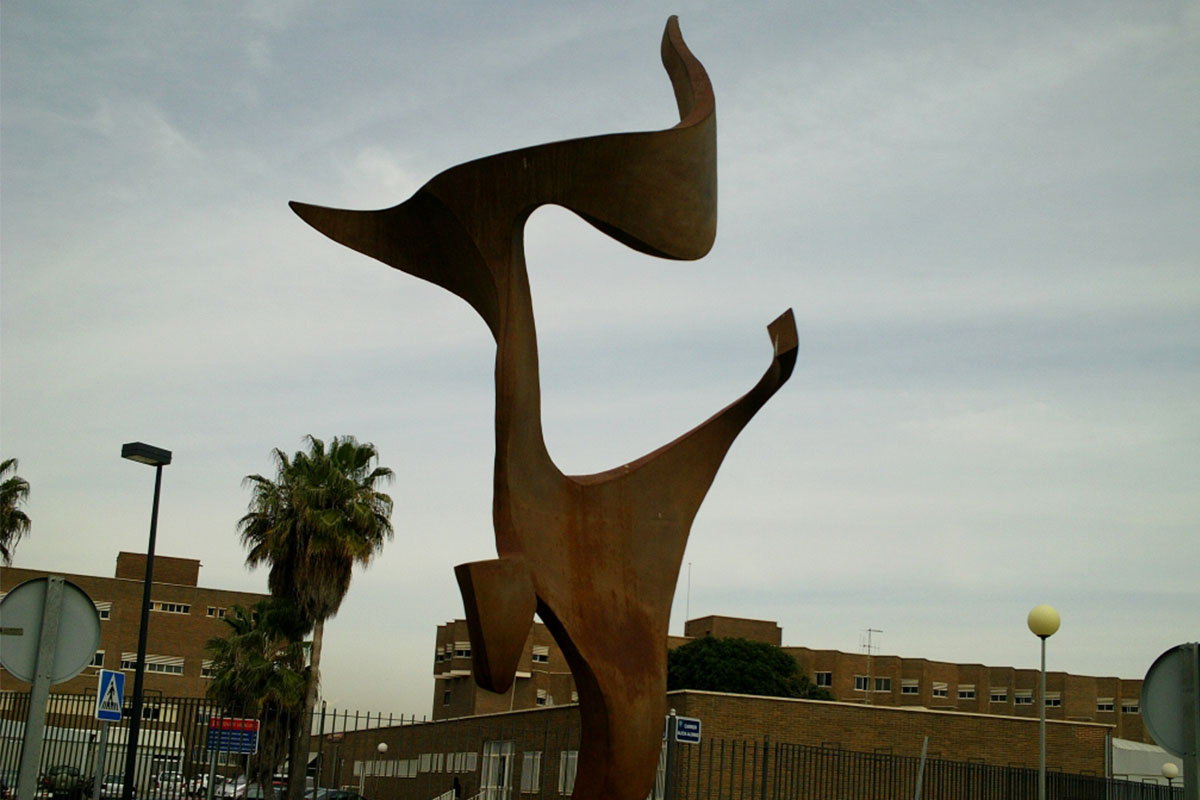 Escultura fabricada con chapa de 3mm de acero CORTEN de 3m de altura. Instalada en rotonda de la Universidad Politécnica de Valencia