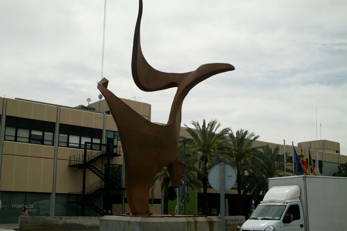 Escultura fabricada con chapa de 3mm de acero CORTEN de 3m de altura. Instalada en rotonda de la Universidad Politécnica de Valencia