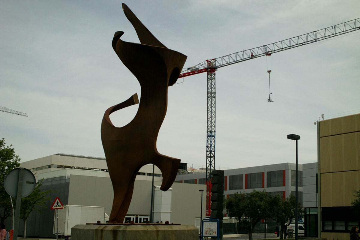 Escultura fabricada con chapa de 3mm de acero CORTEN de 3m de altura. Instalada en rotonda de la Universidad Politécnica de Valencia