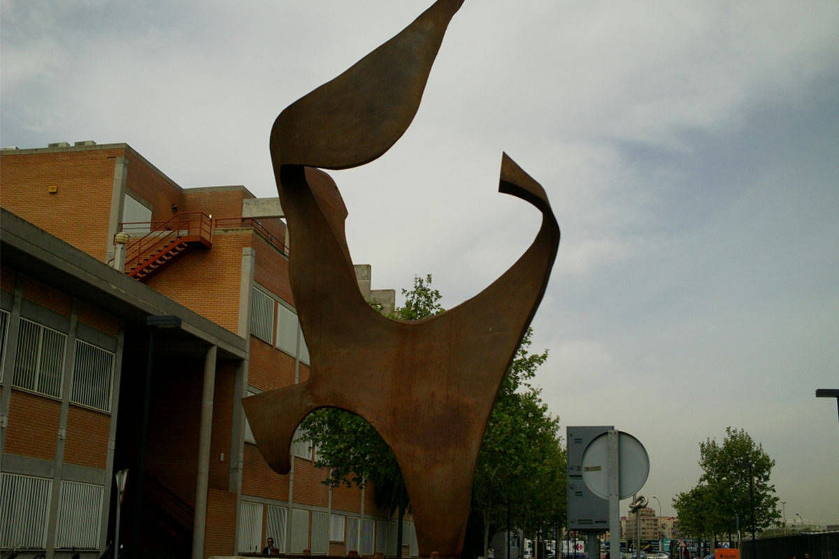 Escultura fabricada con chapa de 3mm de acero CORTEN de 3m de altura. Instalada en rotonda de la Universidad Politécnica de Valencia