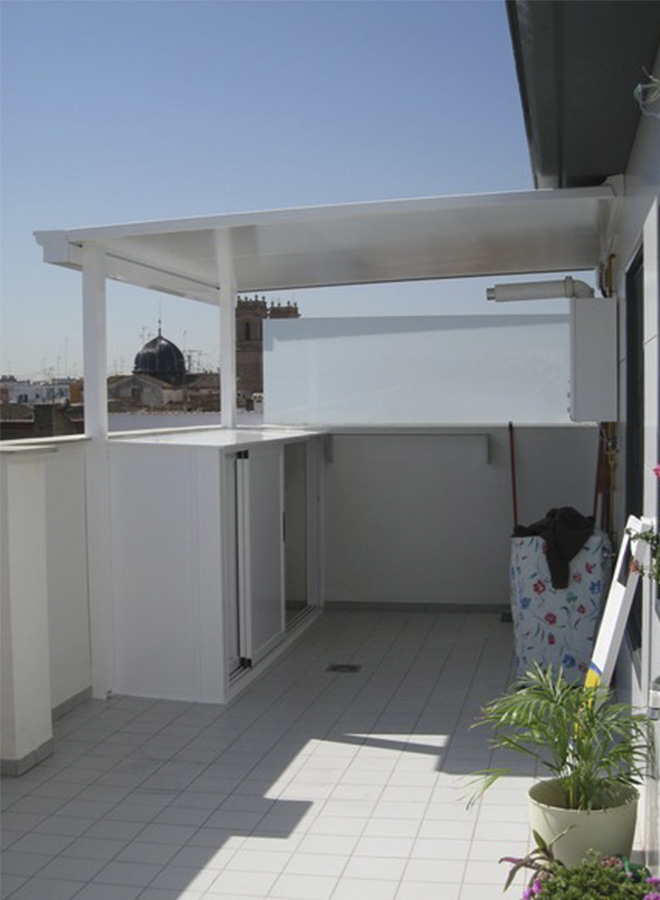 Techo simple de aluminio para terraza en ático, con estructura moderna y acabado en blanco, diseñado a medida para sombra y protección.