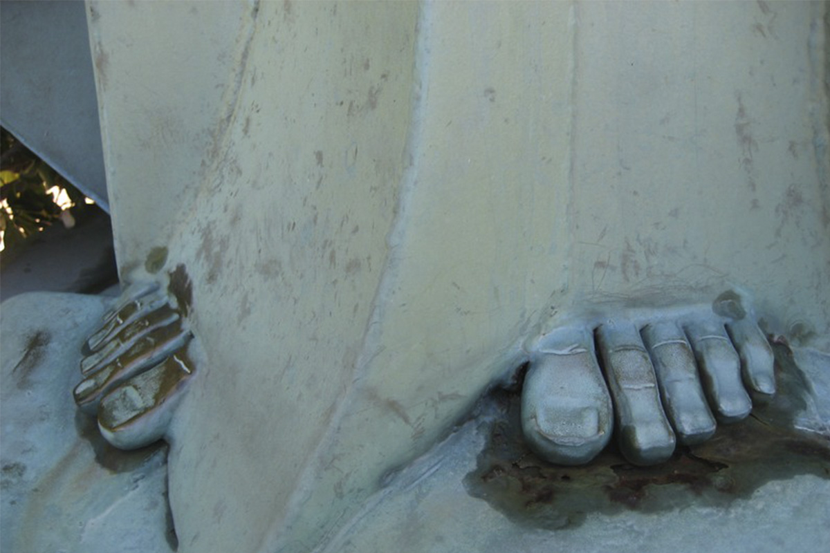 Detalle de los pies.	Escultura fabricada de forma artesanal con chapa de acero de 3mm, de 2,5 m de altura.