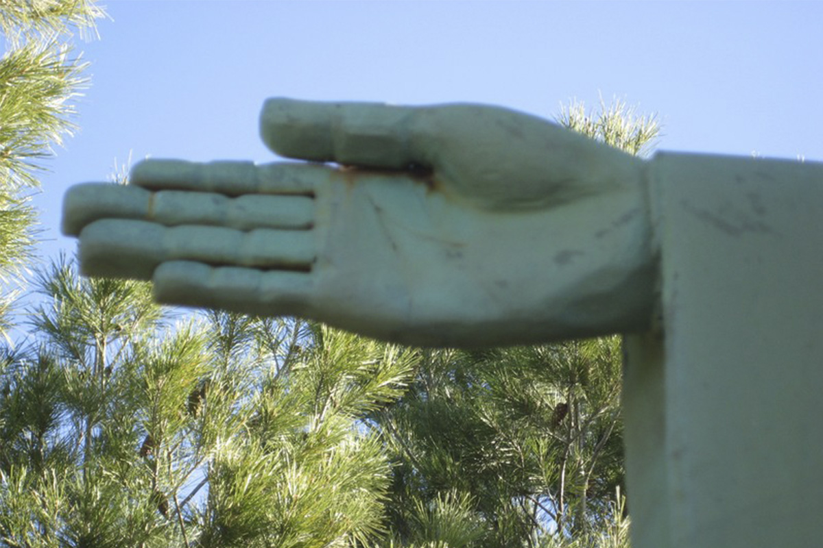 Detalle de la mano.	Escultura fabricada de forma artesanal con chapa de acero de 3mm, de 2,5 m de altura.