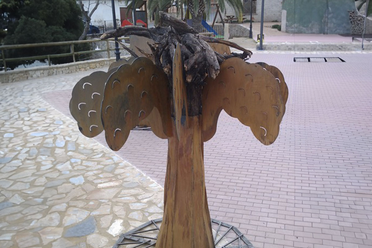 Maqueta de escultura de 2m de altura en Carricola, hecha con chapa de acero corten, que representa un árbol con raíces de un árbol viejo en su copa.